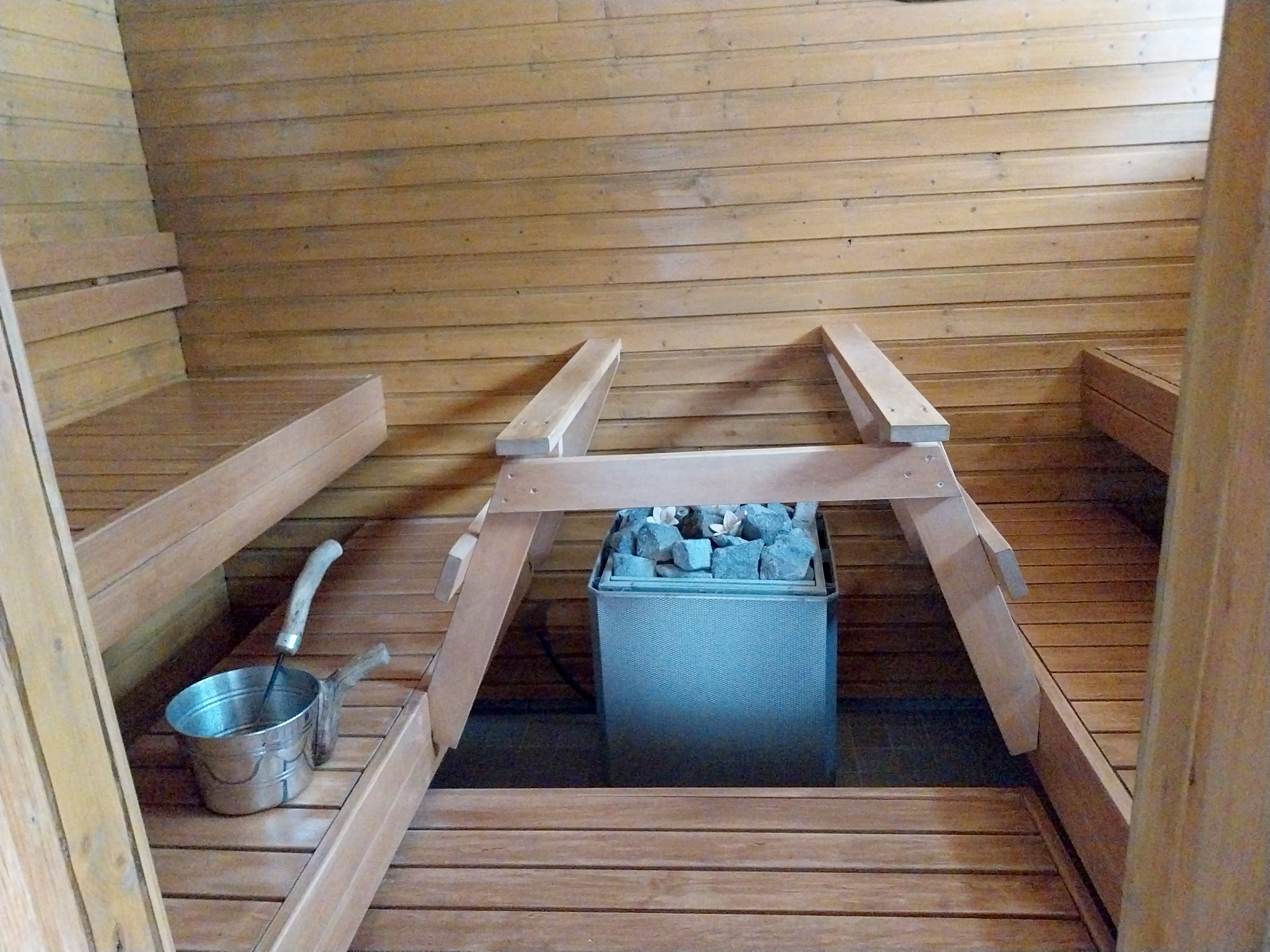 The soothing stepped setting inside the sauna at Hetan Majatalo