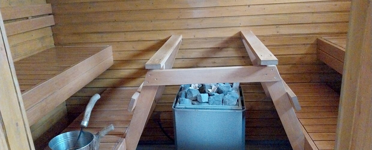The soothing stepped setting inside the sauna at Hetan Majatalo