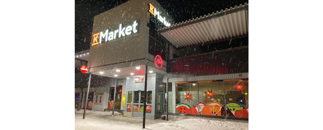 The local supermarket in Hetta, K-Market, with falling snow