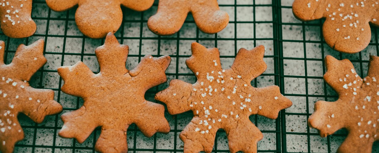A cooling tray of classic Finnish gingerbread biscuits
